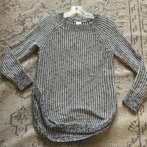 SI-IAE black and white knit top